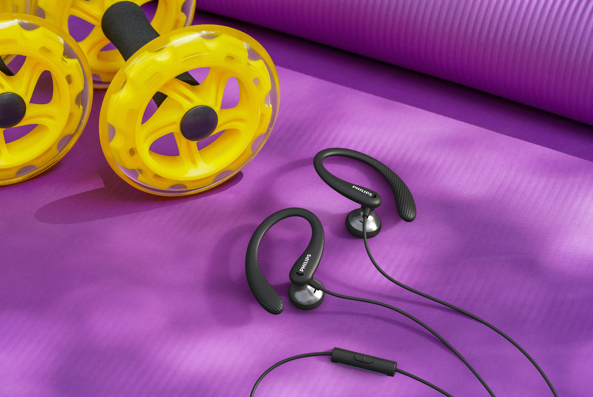 Philips TAA1105BK/00 Cuffie con Filo per Fitness e Sport, Microfono, IPX2 Resistenti al Sudore, Supporti per l'orecchio Flessibili, Vestibilità Sicura, Pulsanti Integrati, Auricolari con Filo, Nero