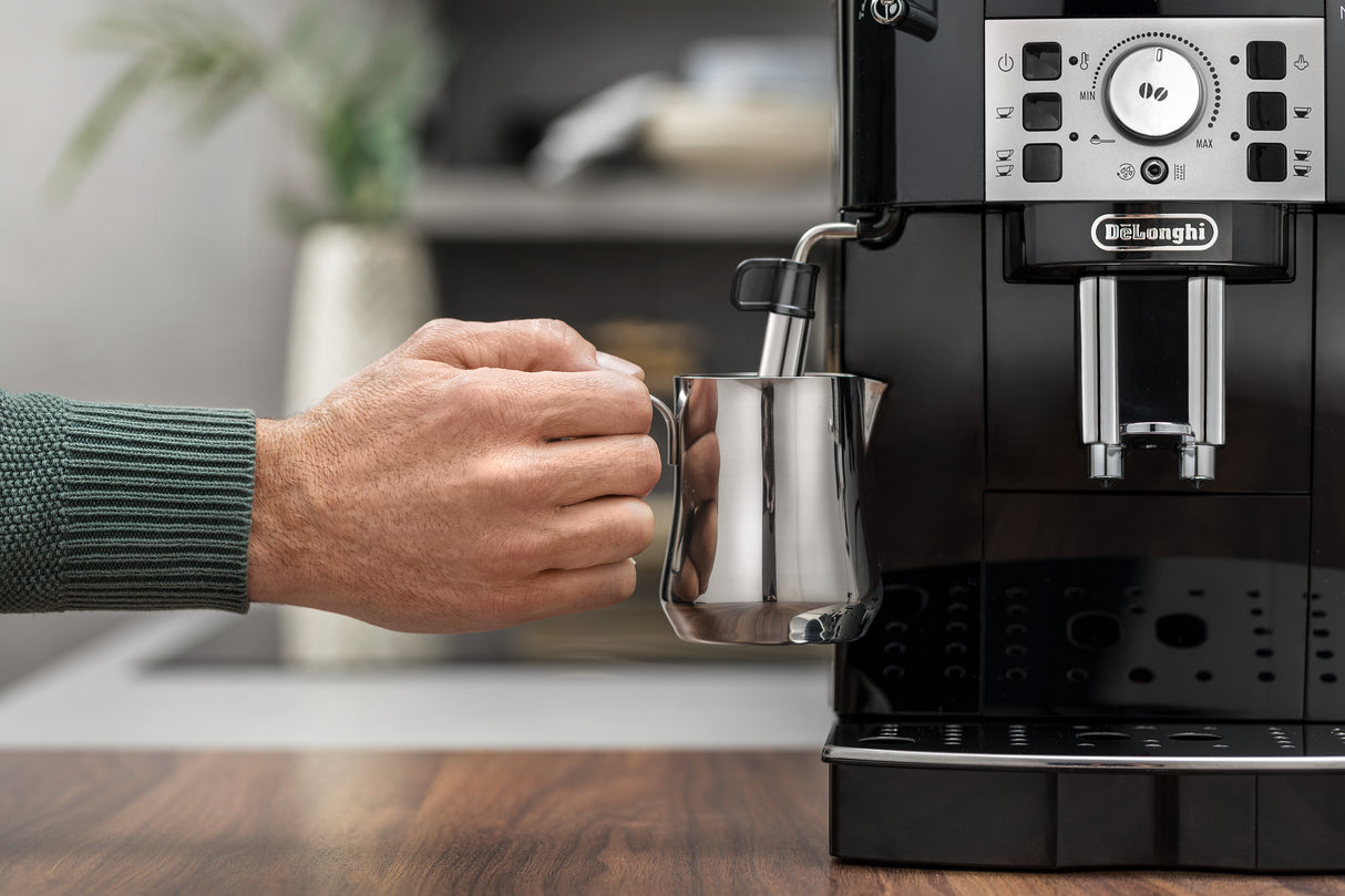 De’Longhi Magnifica S ECAM21.110.B, Macchina Automatica per Caffè in Chicchi, Cappuccinatore Manuale Classico, 2 bevande dirette, Pannello Comandi con Tasti, Black