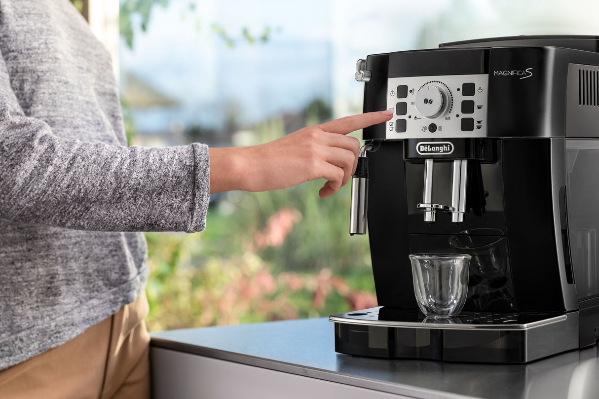 De’Longhi Magnifica S ECAM21.110.B, Macchina Automatica per Caffè in Chicchi, Cappuccinatore Manuale Classico, 2 bevande dirette, Pannello Comandi con Tasti, Black