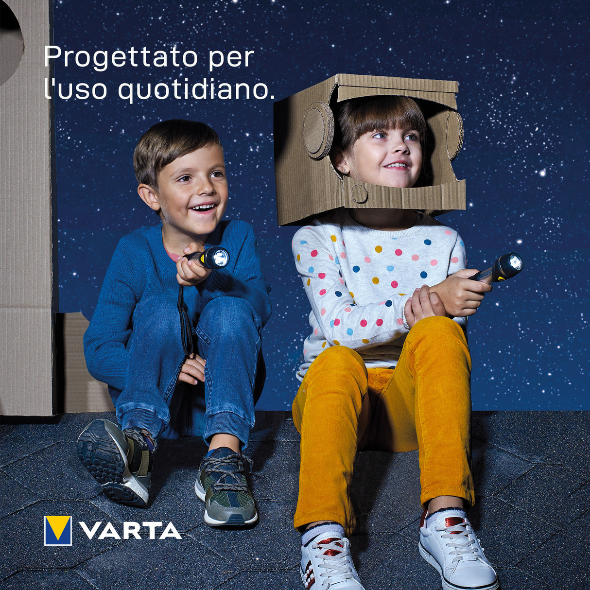 Varta Day Light Key Chain LED Flashlight (incl. anello portachiavi e 1x batteria AAA Longlife Power, antiurto) argento/nero per la casa, tutti i giorni, interruzioni di corrente